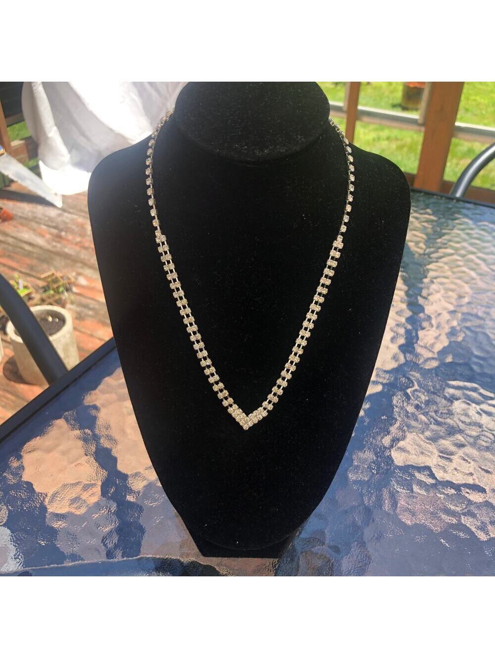 Women's NWOT Silver Tone "V" Rhinestone Necklace
